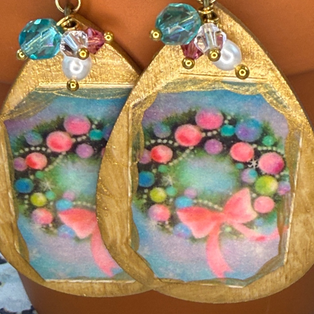 ⭐️Adorned Crown Jewelry assemblage Victorian Christmas wreath earrings - Picture 3 of 8